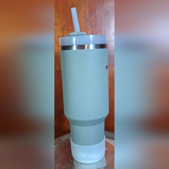 STANLEY insulated tumbler Size 40 oz. (10 1/2" tall) - Picture 2 of 14